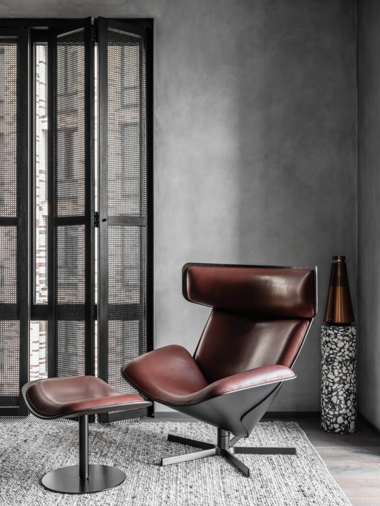 Цилиндр из черного терраццо, акустика Bang & Olufsen