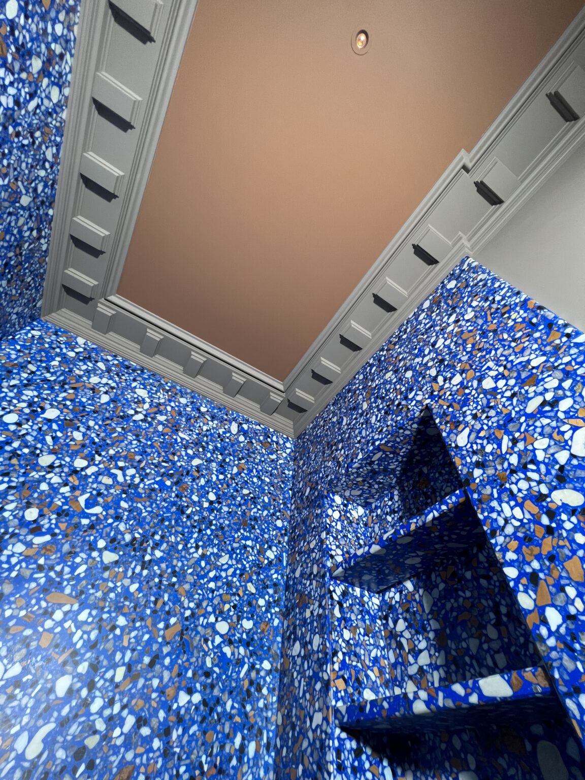 Цветной синий терраццо в санузле ЖК Артхаус