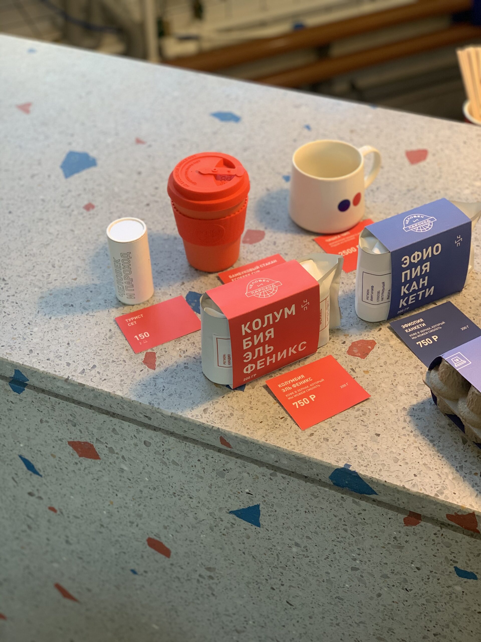 столешница из серого терраццо в кофейне Человек и пароход