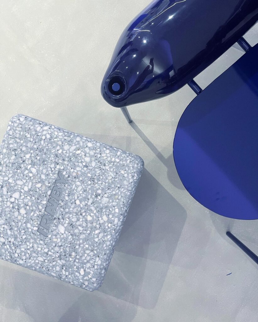 Столы из натурального терраццо камня, ручки, предметы, мебель ...