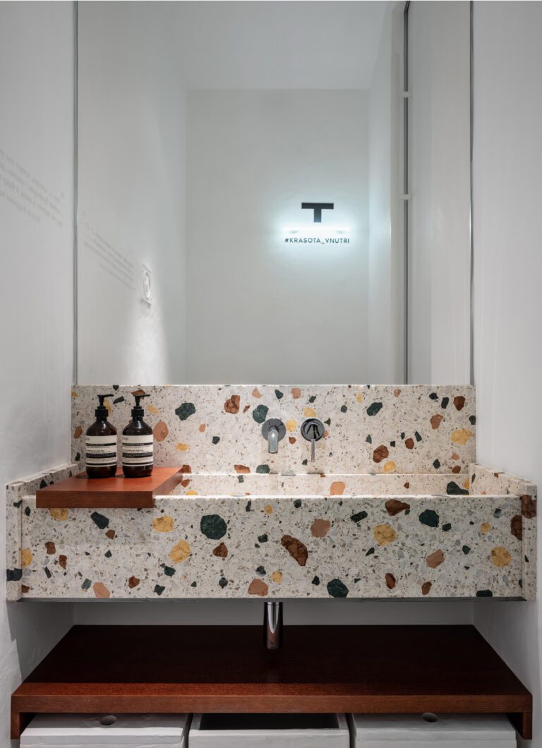 Белая раковина из крупного терраццо