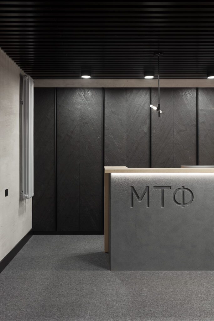 фасад из серого брашированого бетона терраццо с логотипом