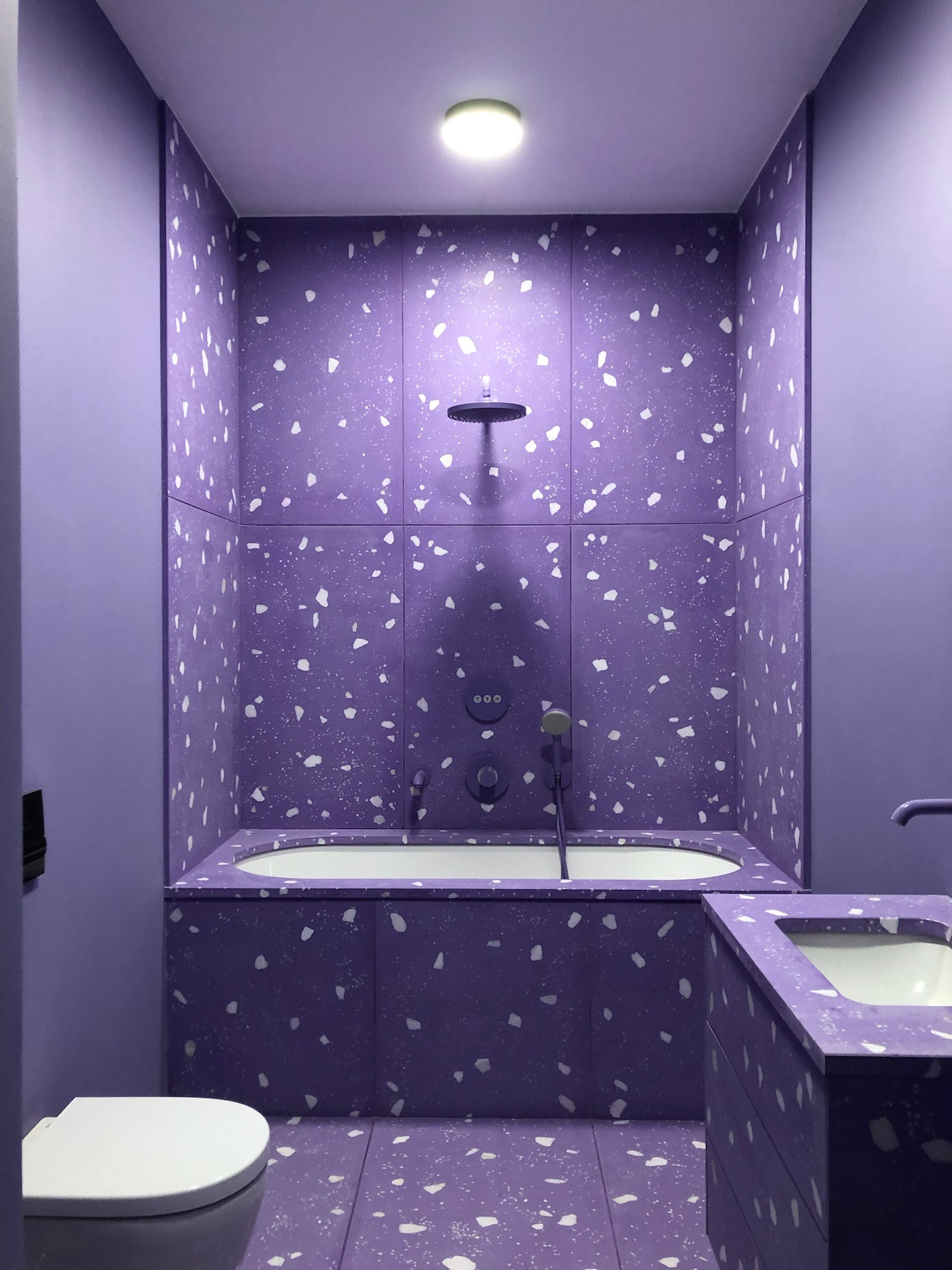 Ремонт ванны пластик. Фиолетовая ванная комната. Панели для ванной комнаты. Ванная комната отделанная панелями. Сиреневая ванная комната.